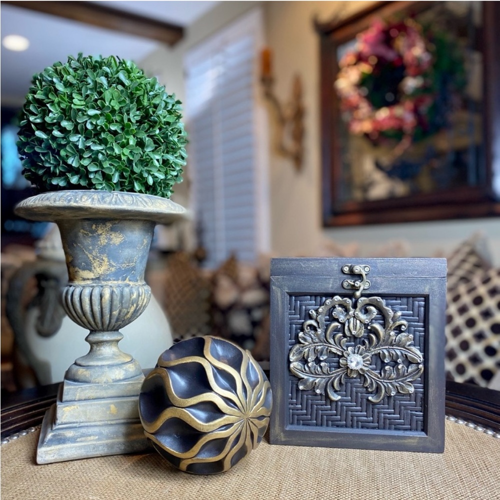 Elegant wood / wicker box